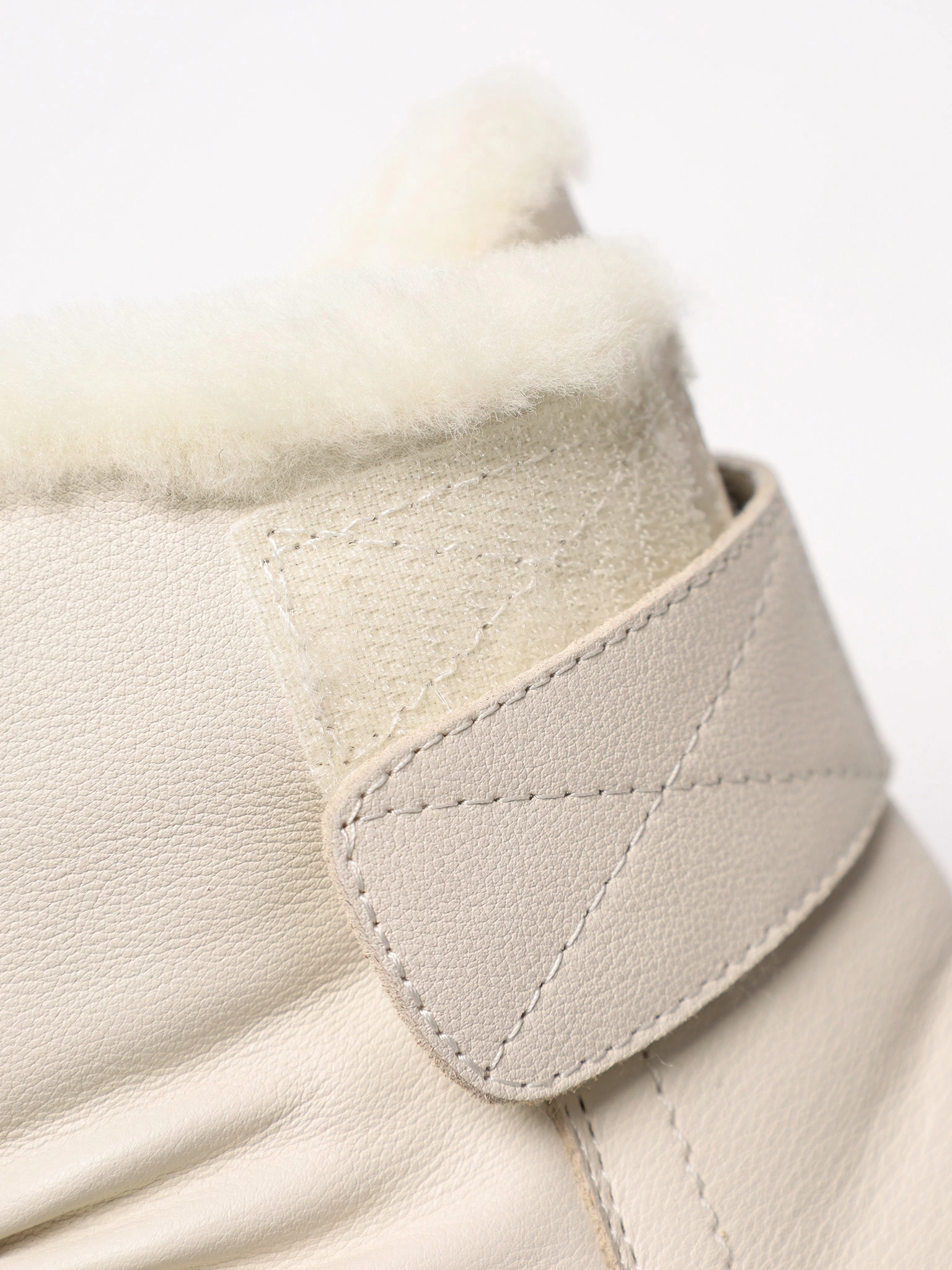 Ботинки молочного цвета на среднем каблуке